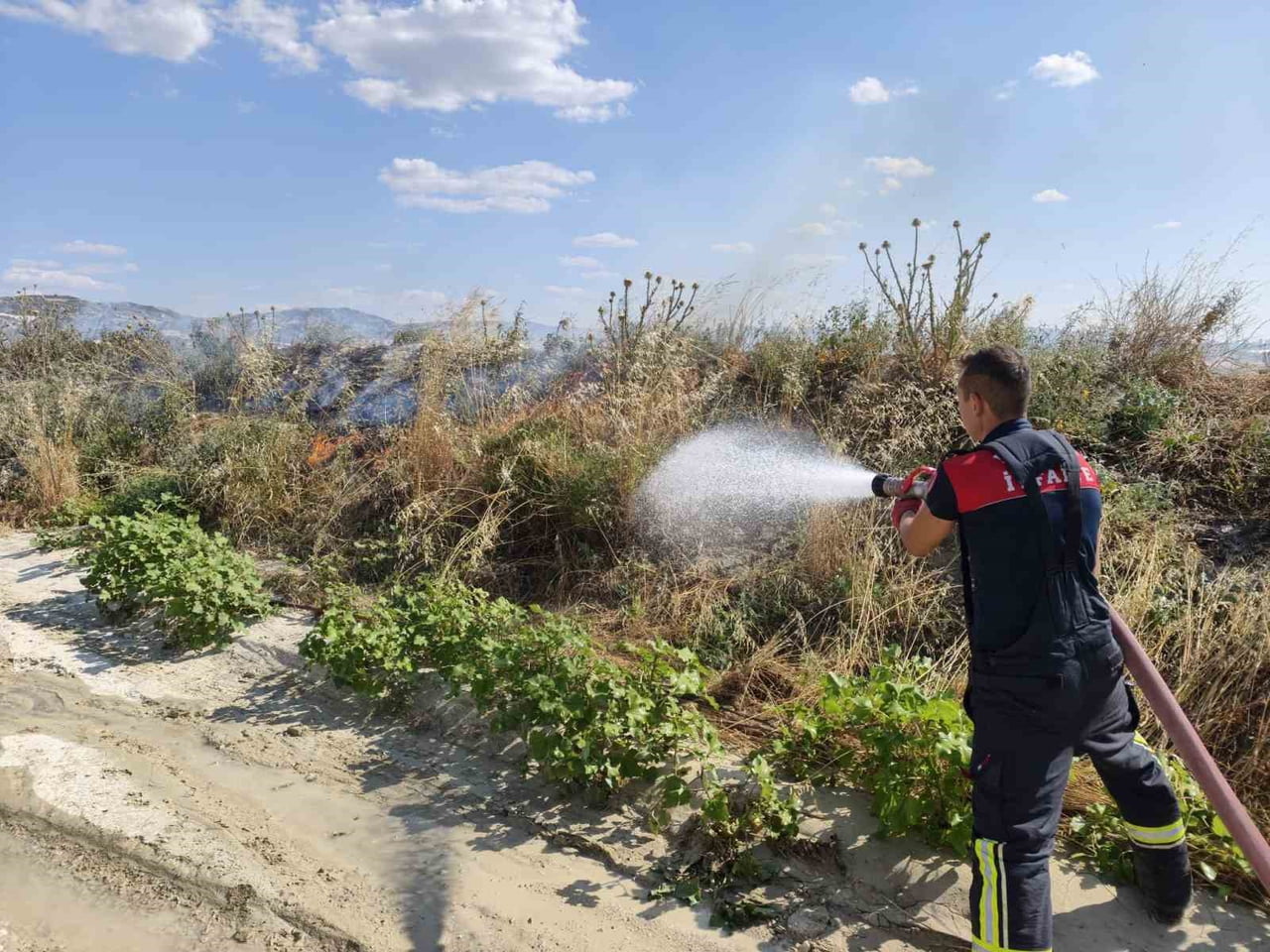 BURDUR'DA ÇIKAN ARAZİ YANGINI, EKİPLERİN HIZLI MÜDAHALESİYLE KONTROL ALTINA ALINIRKEN, YAKLAŞIK 20...