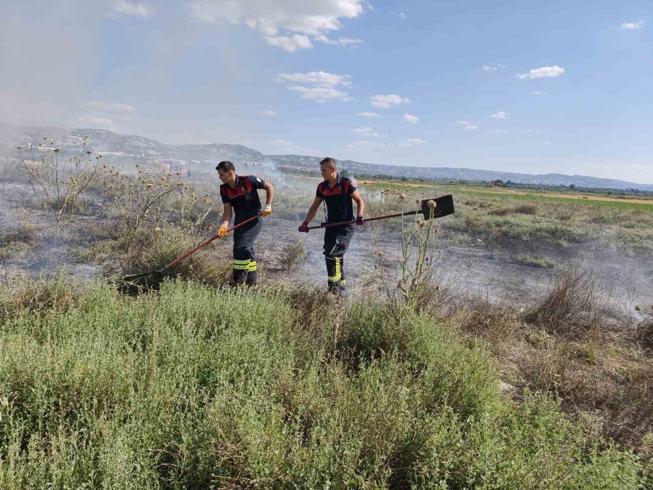 BURDUR'DA ÇIKAN ARAZİ YANGINI, EKİPLERİN HIZLI MÜDAHALESİYLE KONTROL ALTINA ALINIRKEN, YAKLAŞIK 20...