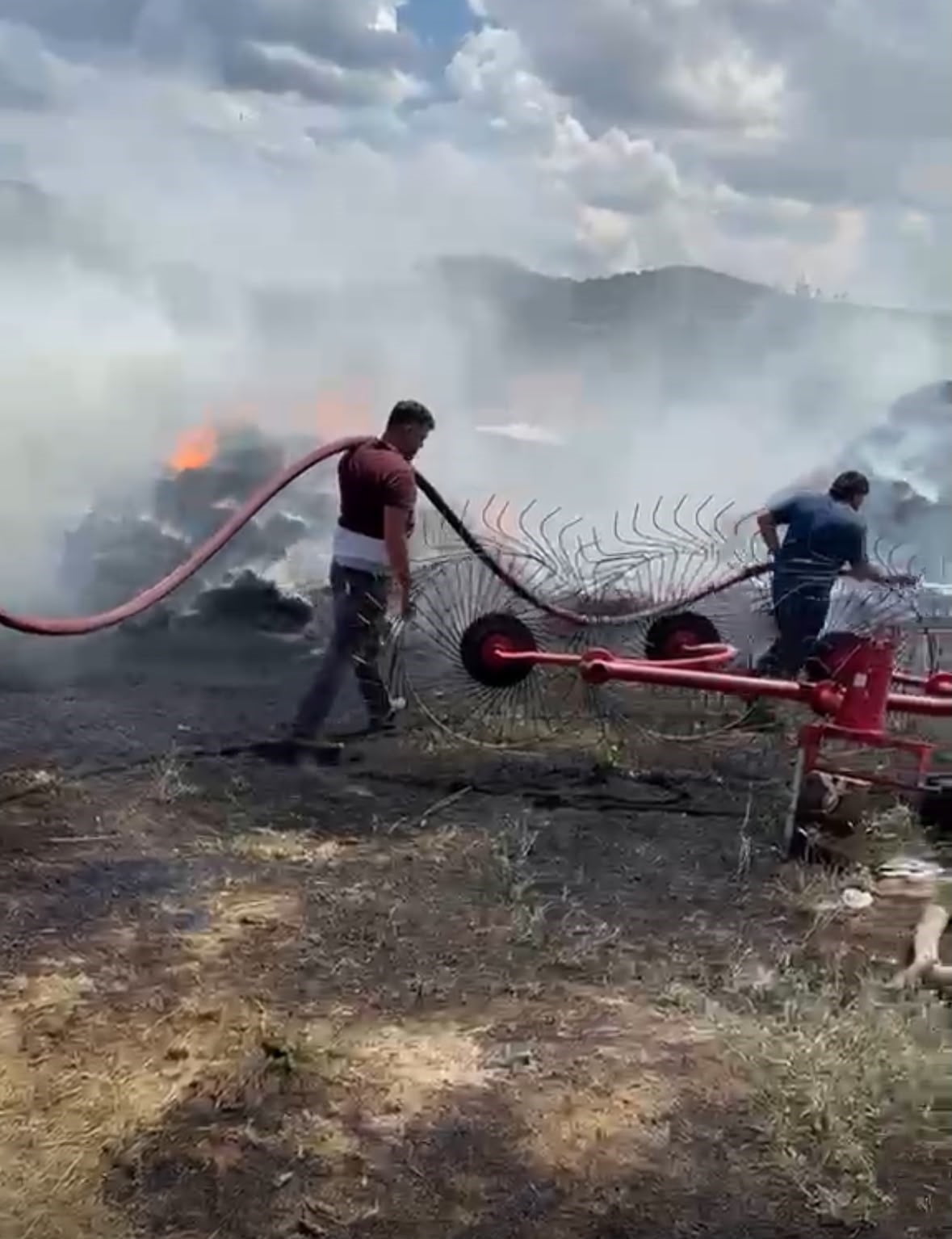 BURDUR'DA ÇIKAN SAMANLIK VE BALYA YANGINI, İTFAİYE EKİPLERİNİN MÜDAHALESİYLE KONTROL ALTINA...