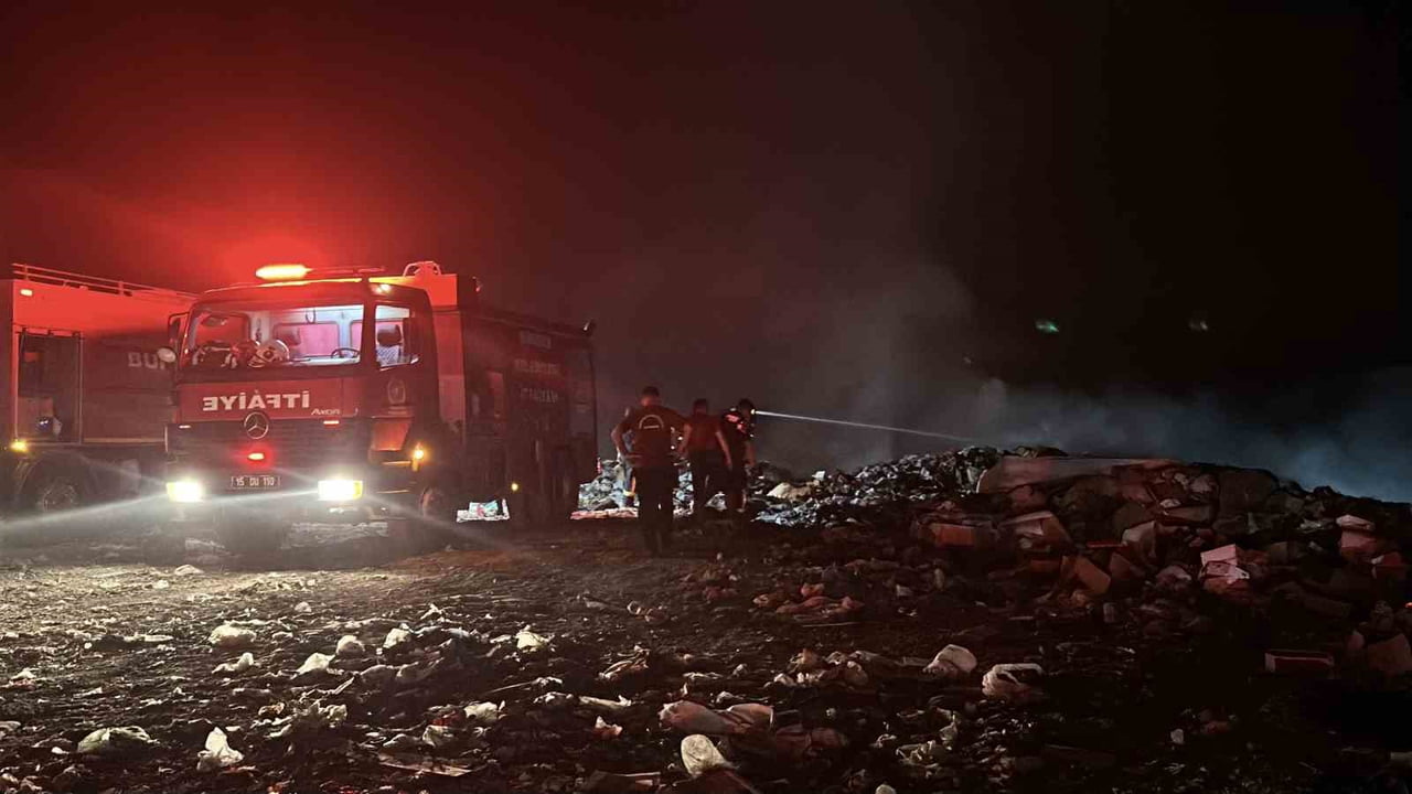 BURDUR'DA ÇÖP DEPOLAMA ALANINDA ÇIKAN YANGIN EKİPLERİN 2 SAATLİK ÇALIŞMASIYLA KONTROL ALTINA...