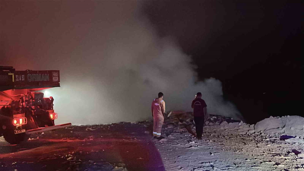 BURDUR'DA ÇÖP DEPOLAMA ALANINDA ÇIKAN YANGIN EKİPLERİN 2 SAATLİK ÇALIŞMASIYLA KONTROL ALTINA...
