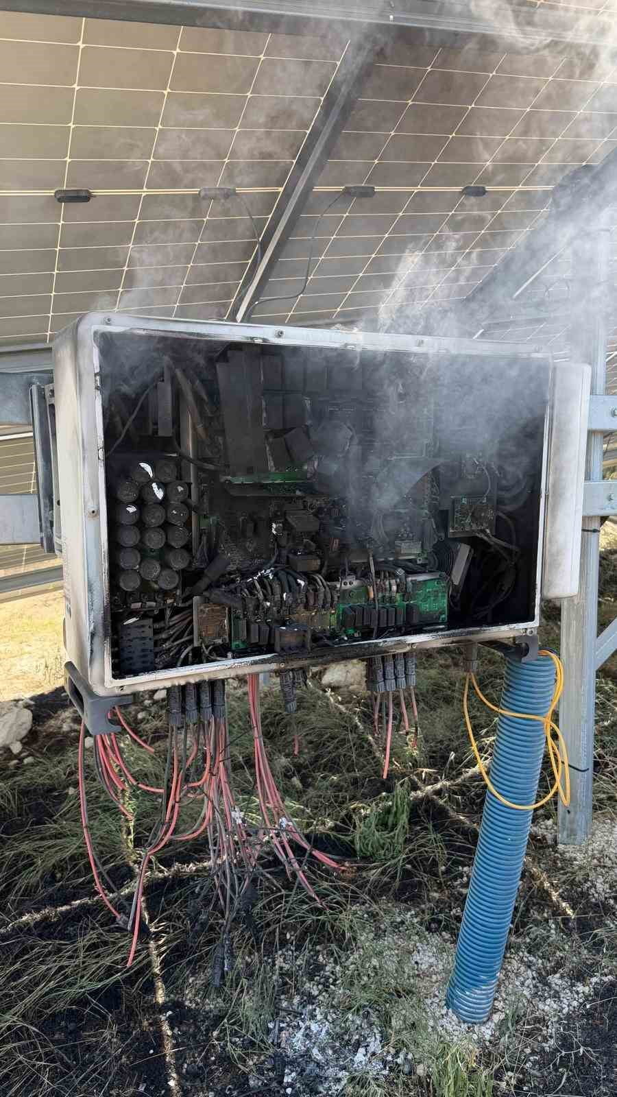 BURDUR'DA GÜNEŞ ENERJİ SANTRALİNİN BULUNDUĞU ALANDAKİ TRAFODA ÇIKAN YANGIN, ÇEVREDEKİ OTLUK ALANA...
