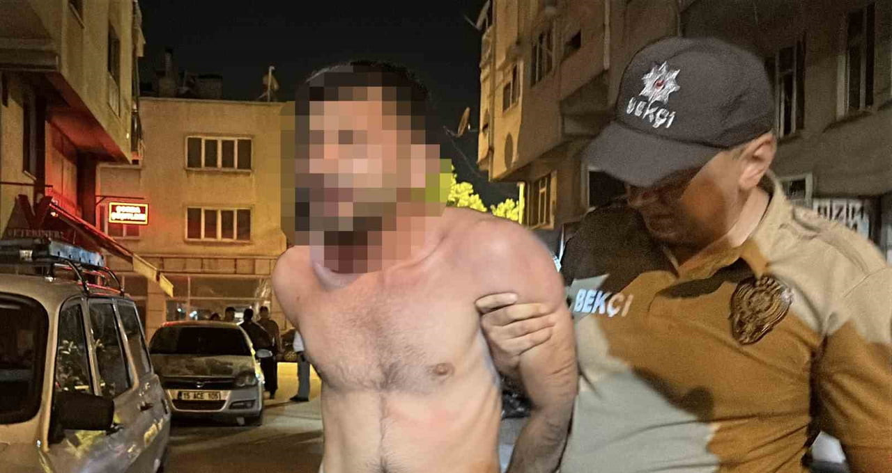 BURDUR'DA İKİ GENÇ ARASINDA ÇIKAN KAVGA, OLAY YERİNDEN GEÇEN POLİS EKİPLERİNİN MÜDAHALESİYLE SON...
