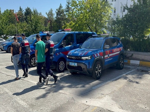 BURDUR'DA JANDARMA EKİPLERİNCE UYUŞTURUCU SATICILARI VE KULLANICILARINA YÖNELİK 7 İLÇEDE EŞ...