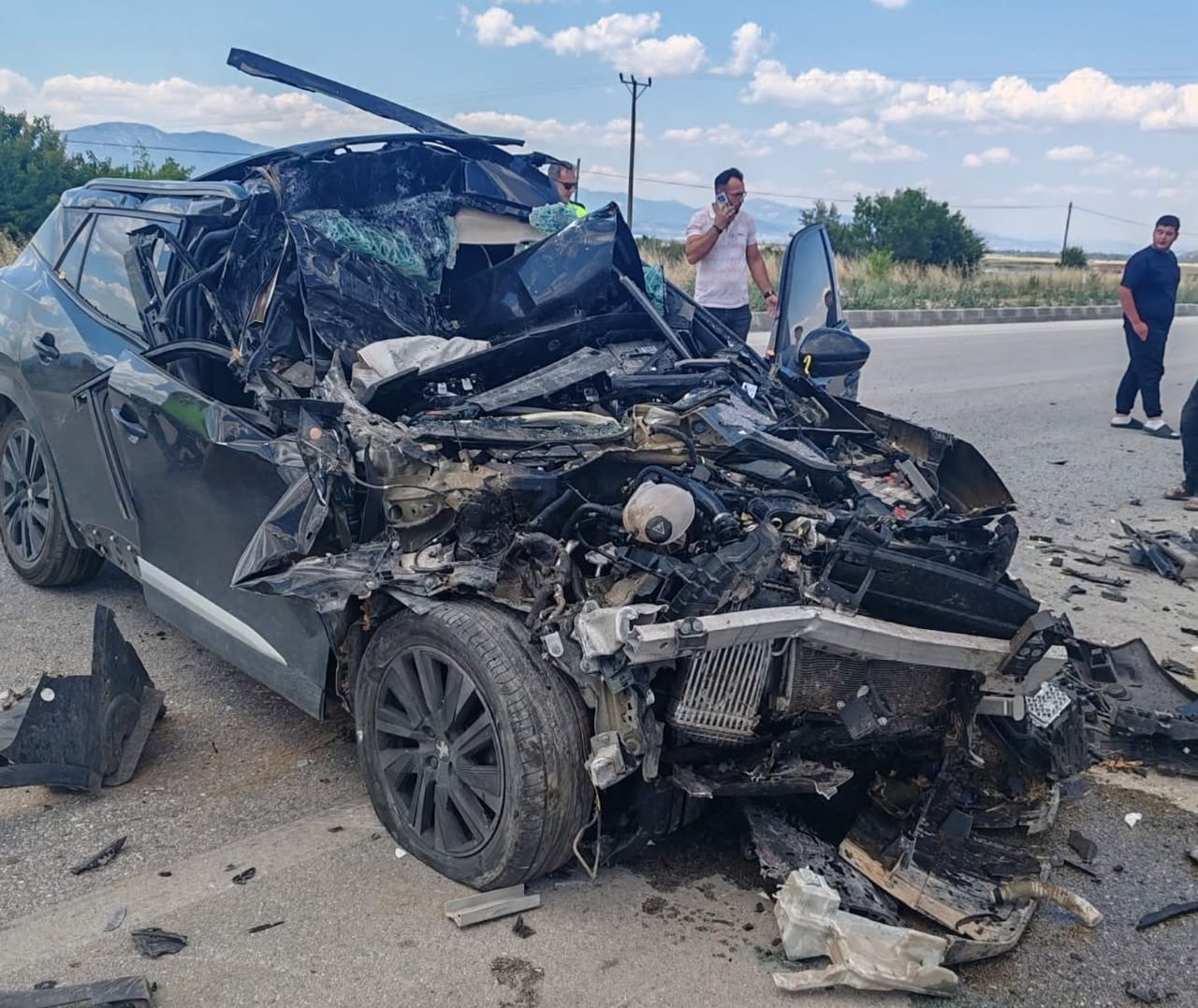 BURDUR'DA KAMYONETE ARKADAN ÇARPAN OTOMOBİL HURDAYA DÖNERKEN, KAZADA OTOMOBİL SÜRÜCÜSÜ...