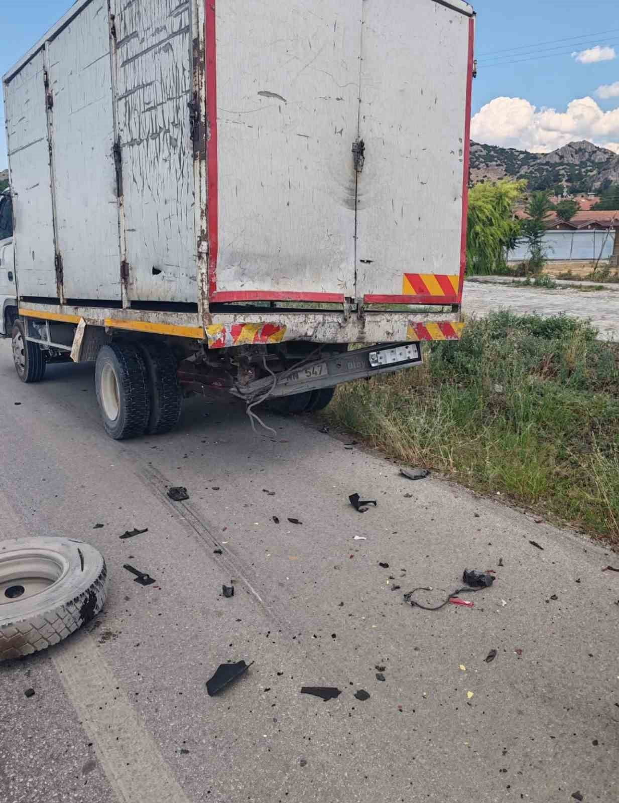BURDUR'DA KAMYONETE ARKADAN ÇARPAN OTOMOBİL HURDAYA DÖNERKEN, KAZADA OTOMOBİL SÜRÜCÜSÜ...