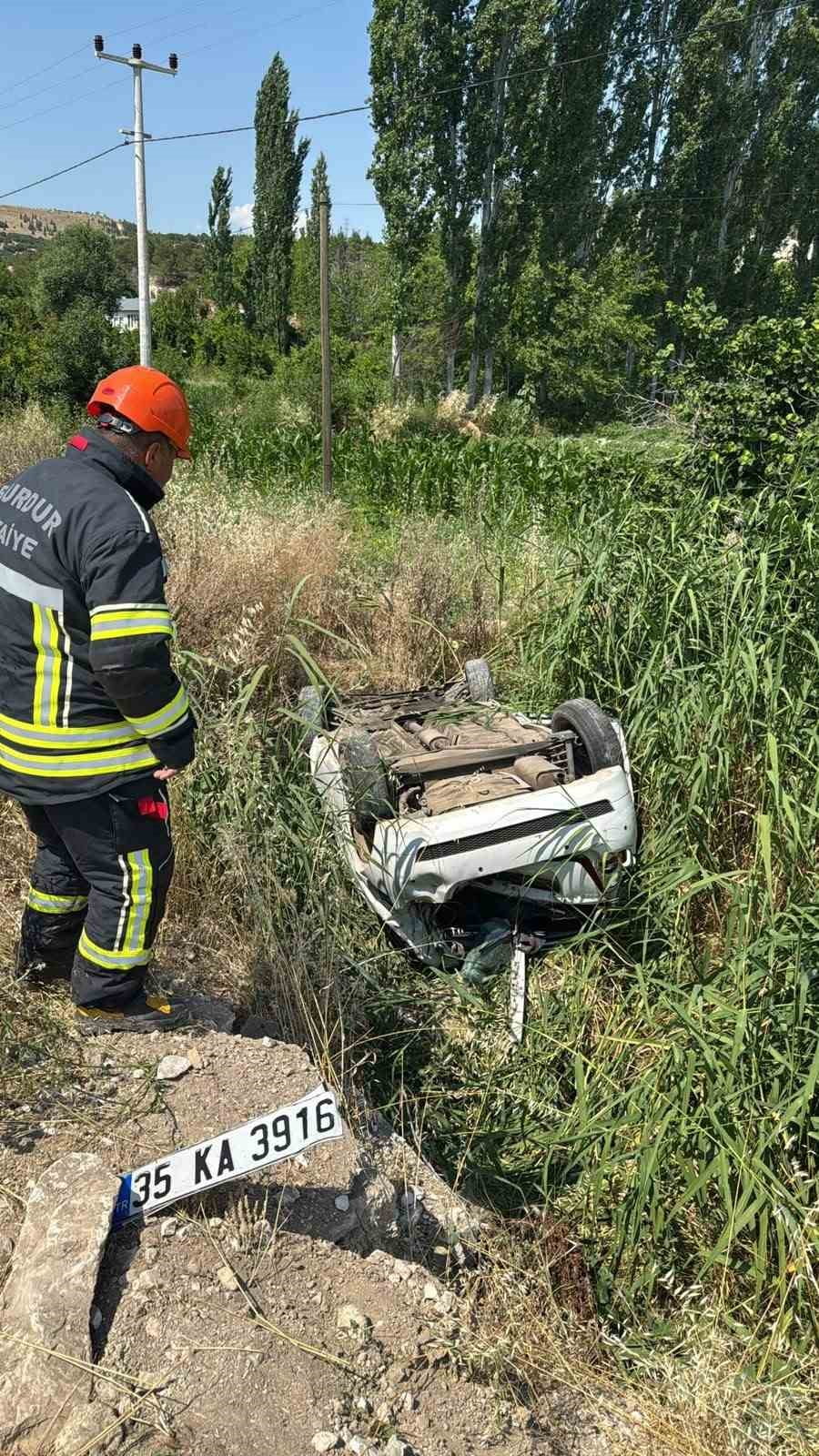BURDUR'DA KONTROLDEN ÇIKARAK KANALA DÜŞEN OTOMOBİLDEKİ 2 KİŞİ YARALANDI.