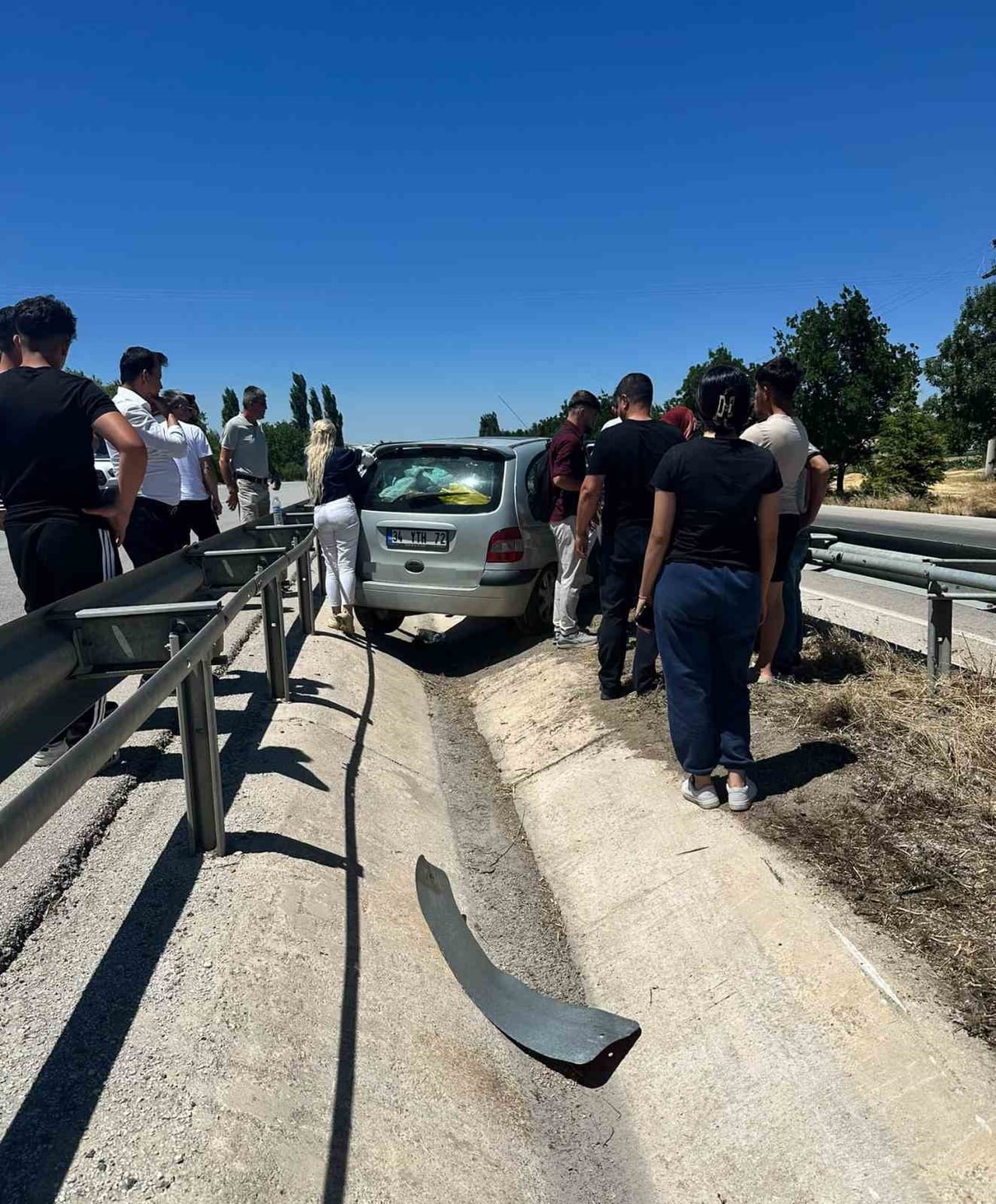 BURDUR'DA KONTROLDEN ÇIKARAK REFÜJE ÇIKAN OTOMOBİLDE BULUNAN AYNI AİLEDEN 6 KİŞİ HAFİF...