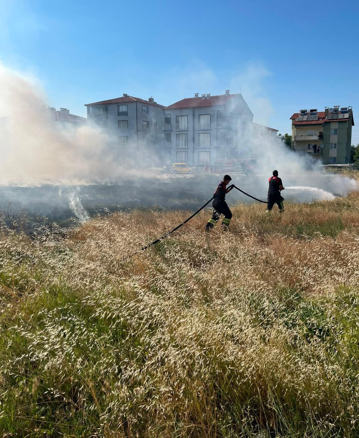 BURDUR'DA OTLUK ALANDA ÇIKAN VE RÜZGARIN ETKİSİYLE KISA SÜREDE YAYILAN YANGIN, İTFAİYE EKİPLERİNİN...