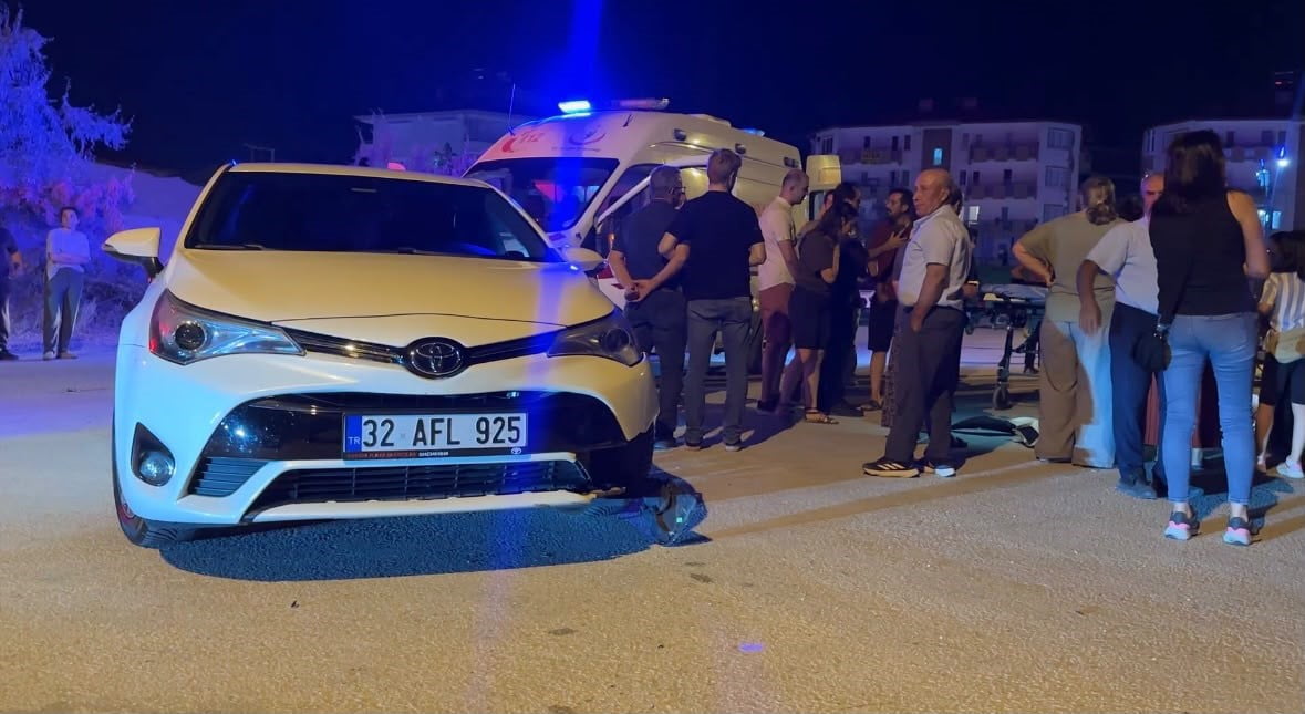 BURDUR'DA OTOMOBİL İLE ÇARPIŞAN MOTOSİKLET SÜRÜCÜSÜ HIZINI ALAMAYIP YOL KENARINDA BEKLEYEN 10...