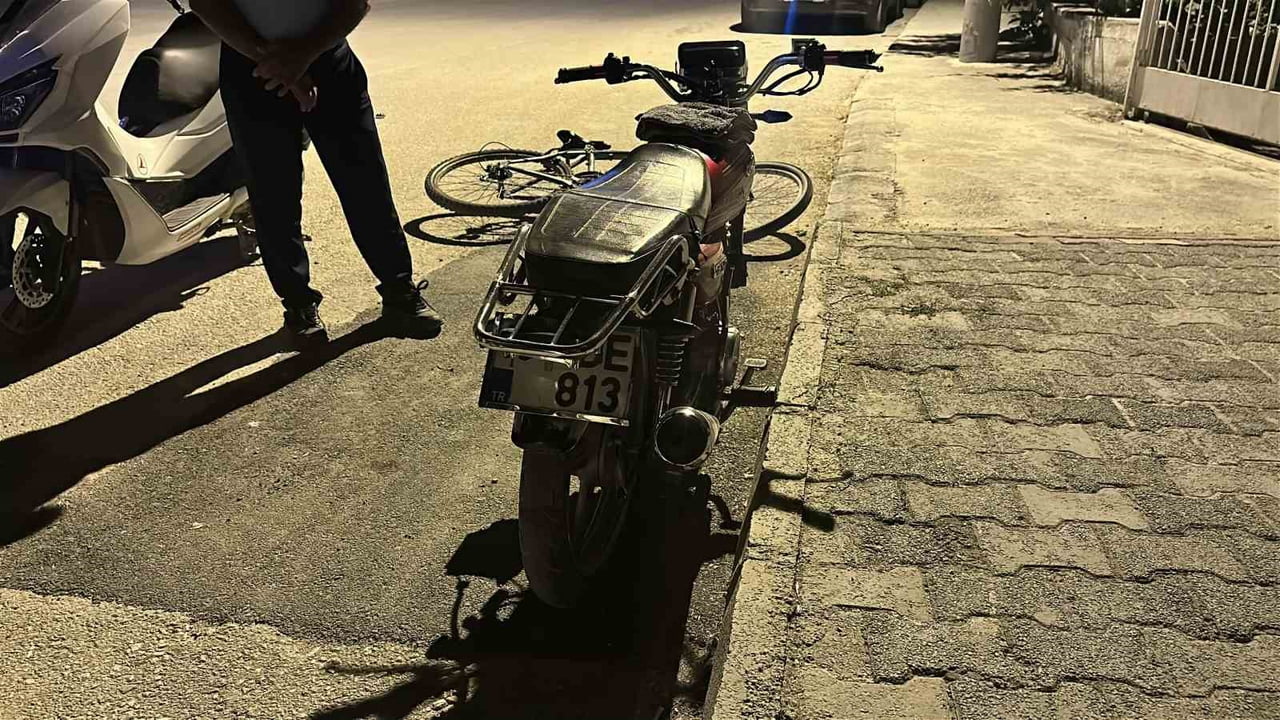 BURDUR'DA OTOMOBİL İLE ÇARPIŞAN MOTOSİKLET SÜRÜCÜSÜ HIZINI ALAMAYIP YOL KENARINDA BEKLEYEN 10...