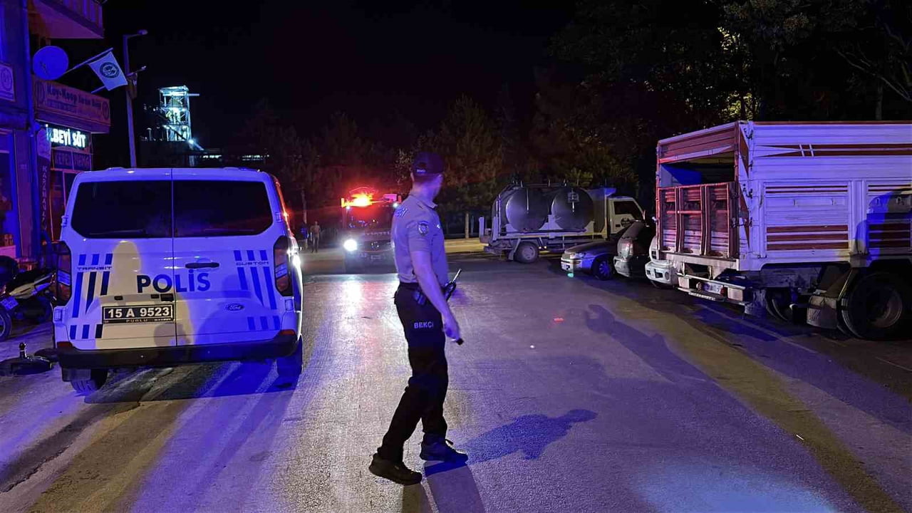 BURDUR'DA PARK HALİNDEKİ BİR OTOMOBİLİN İÇERİSİNDE HAREKETSİZ HALDE BULUNAN 25 YAŞINDAKİ GENÇ...