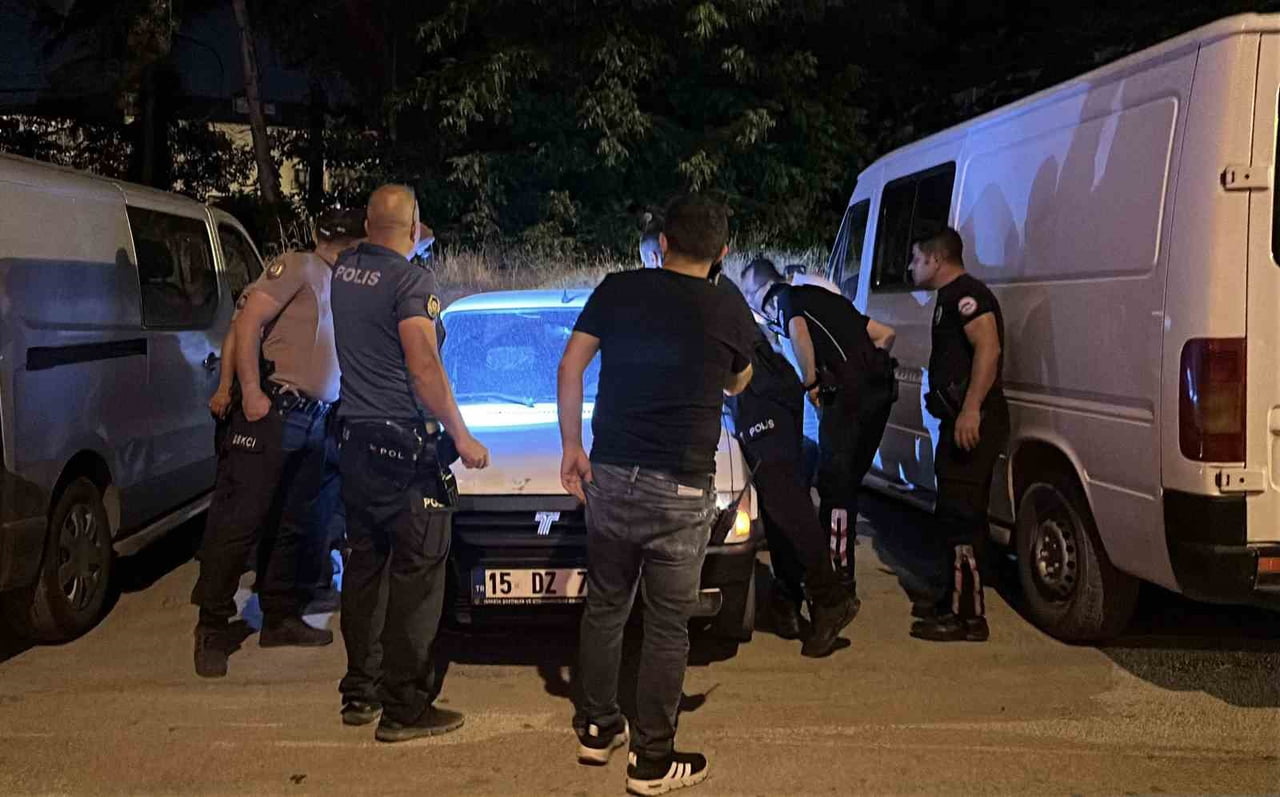 BURDUR'DA PARK HALİNDEKİ BİR OTOMOBİLİN İÇERİSİNDE HAREKETSİZ HALDE BULUNAN 25 YAŞINDAKİ GENÇ...