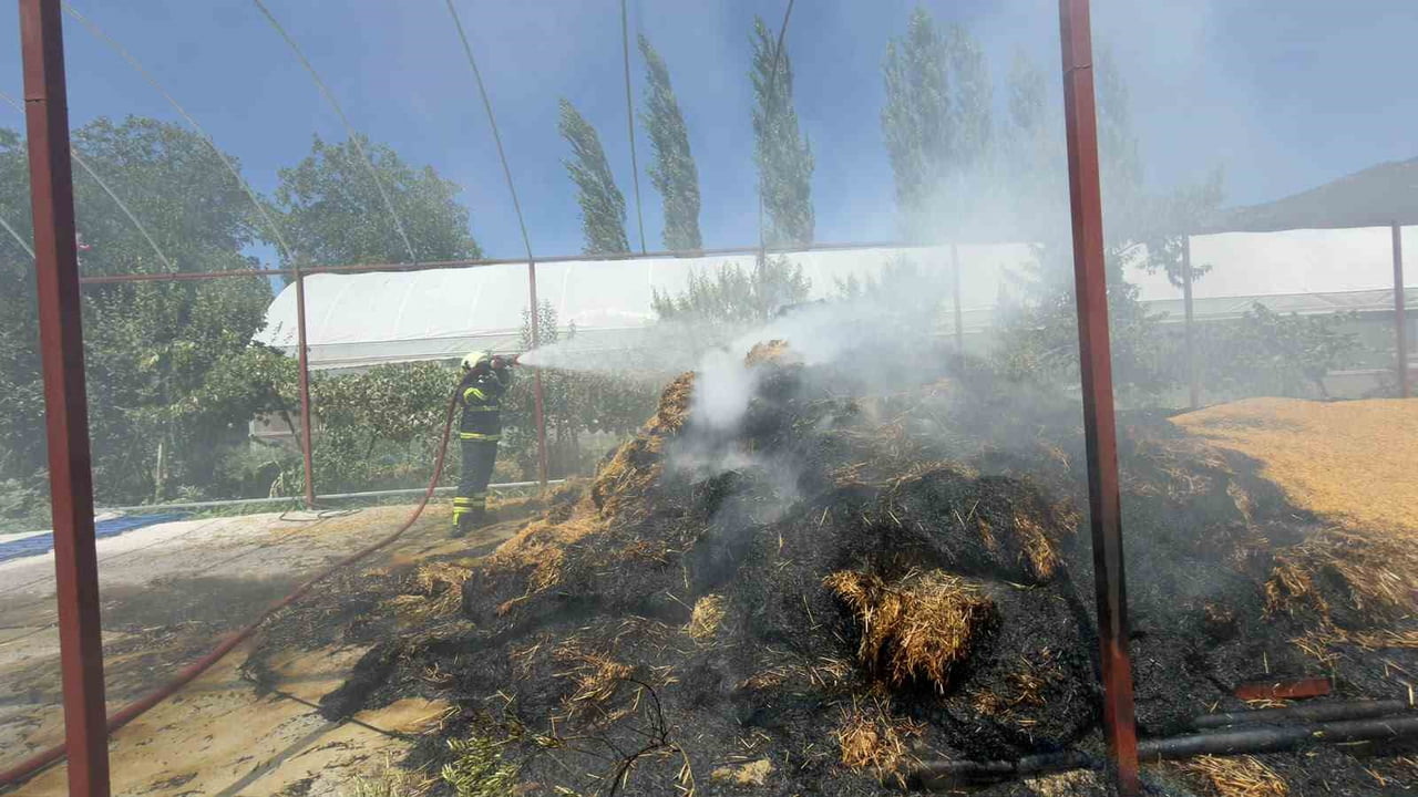 BURDUR'UN BUCAK İLÇESİNDE BİR EVİN BAHÇESİNDE ÇIKAN YANGINDA YAKLAŞIK 100 BALYA İLE 2 TON ARPA...