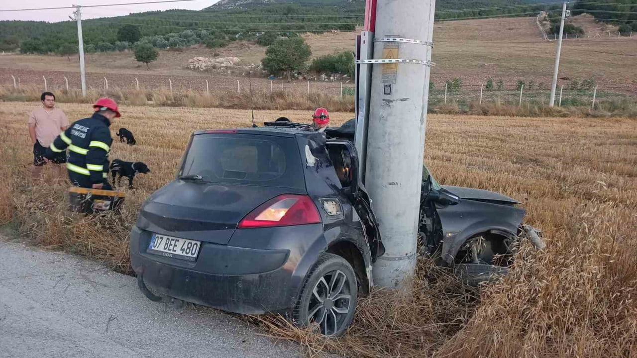 BURDUR'UN BUCAK İLÇESİNDE KONTROLDEN ÇIKARAK ELEKTRİK DİREĞİNE ÇARPAN OTOMOBİLİN SÜRÜCÜSÜ...