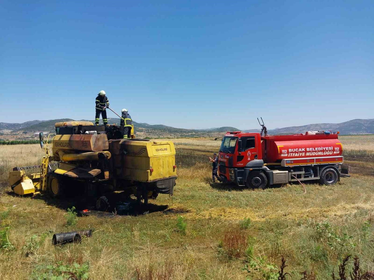 BURDUR'UN BUCAK İLÇESİNDE SEYİR HALİNDEYKEN ALEV ALAN BİÇERDÖVER İTFAİYE EKİPLERİNİN MÜDAHALESİYLE...