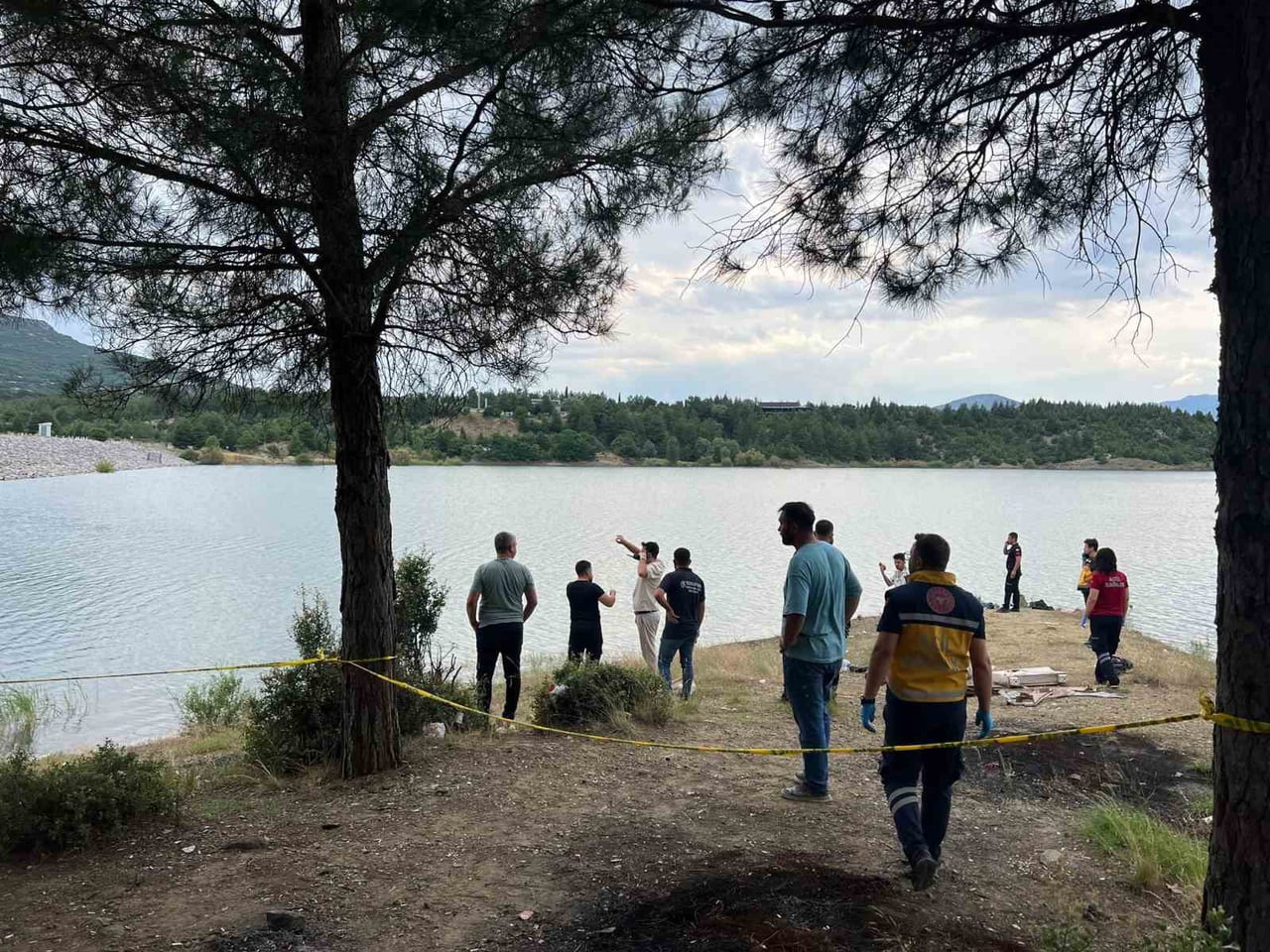 BURDUR'UN BUCAK İLÇESİNDE YÜZMEK İÇİN GİRDİĞİ ONAÇ BARAJI'NDA KAYBOLAN GENÇ İÇİN ARAMA KURTARMA...