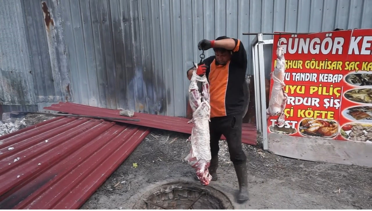 BURDUR'UN GÖLHİSAR İLÇESİNDE BİR ASIRI AŞKIN GEÇMİŞE SAHİP KUYU KEBABI GELENEĞİ, BABA MESLEĞİ...