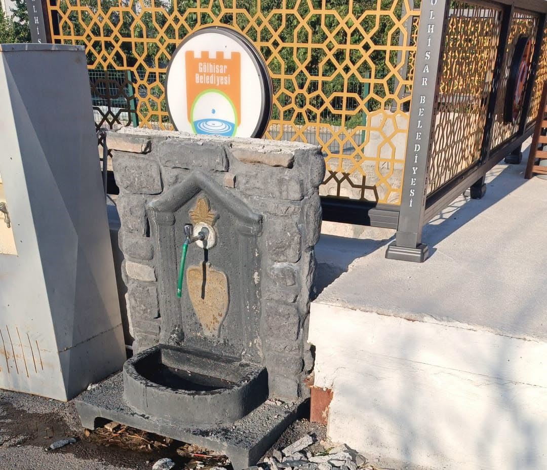 BURDUR'UN GÖLHİSAR İLÇESİNDE MAHALLE ÇEŞMESİNE ZARAR VEREN BİR GRUP GENÇ, GÜVENLİK KAMERALARI...