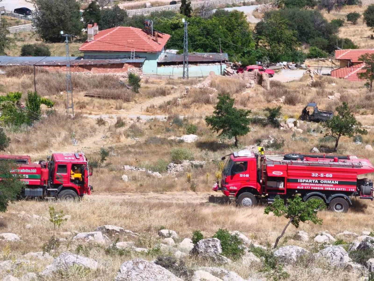 BURDUR'UN KARAMANLI İLÇESİNE BAĞLI KAĞILCIK KÖYÜ'NDE ORMANLIK ALANDA ÇIKAN YANGIN, KÖYLÜLER İLE...