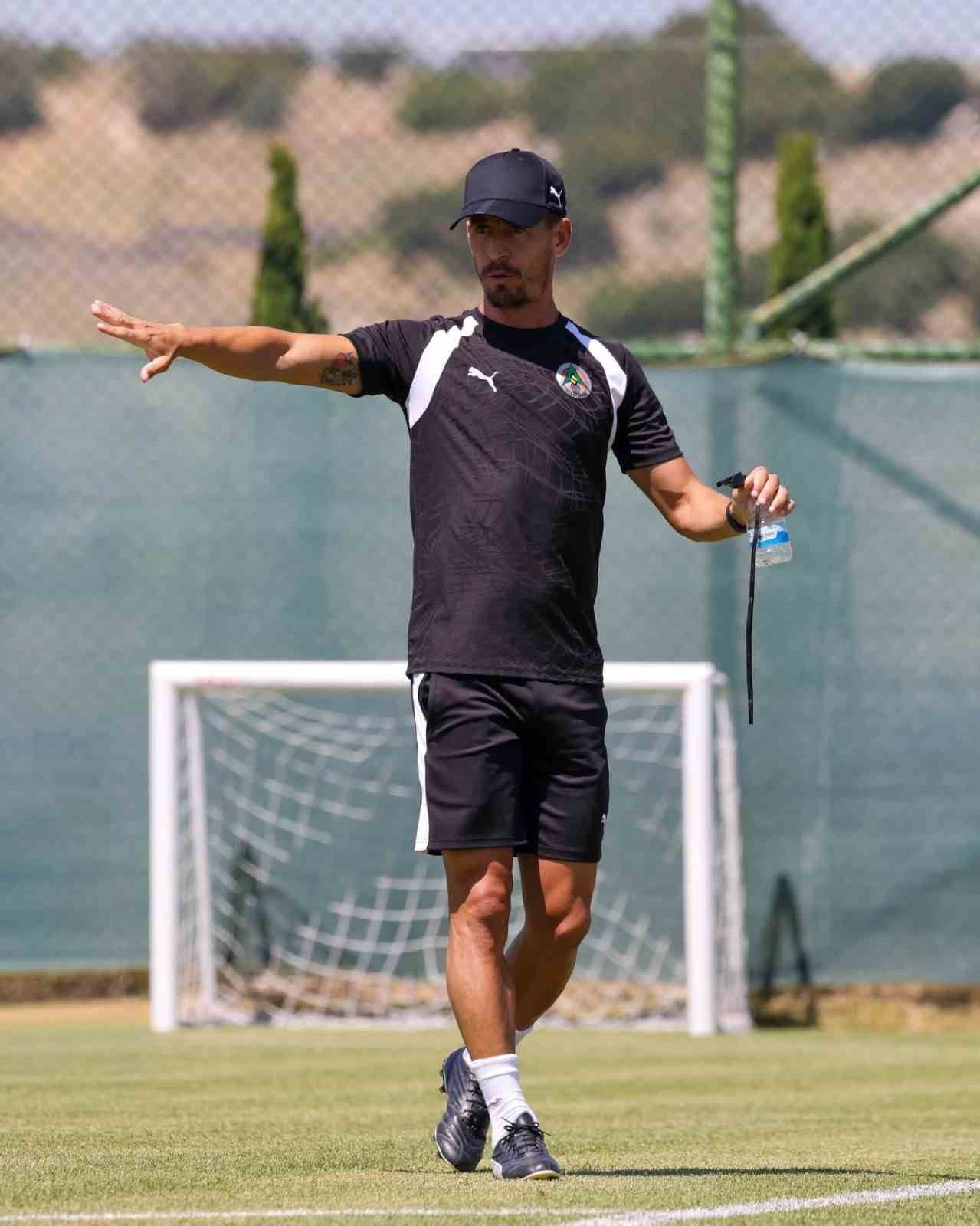BURDUR KAMPINDA YENİ SEZON HAZIRLIKLARINI SÜRDÜREN CORENDON ALANYASPOR, TEKNİK DİREKTÖR JOAO...