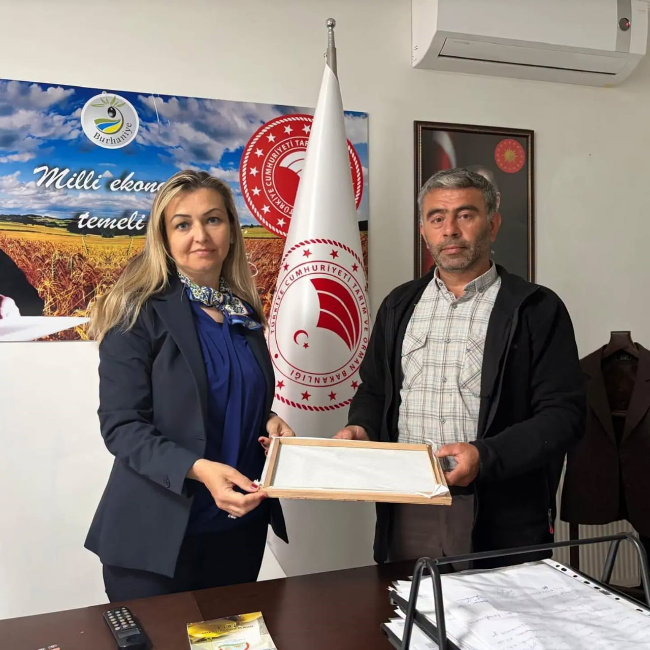 BURHANİYE TARIM VE ORMAN İLÇE MÜDÜRÜ KEZBAN KÖSE, BAŞARILI ÇİFTÇİ AYDIN BAYDAR'A TEŞEKKÜR...