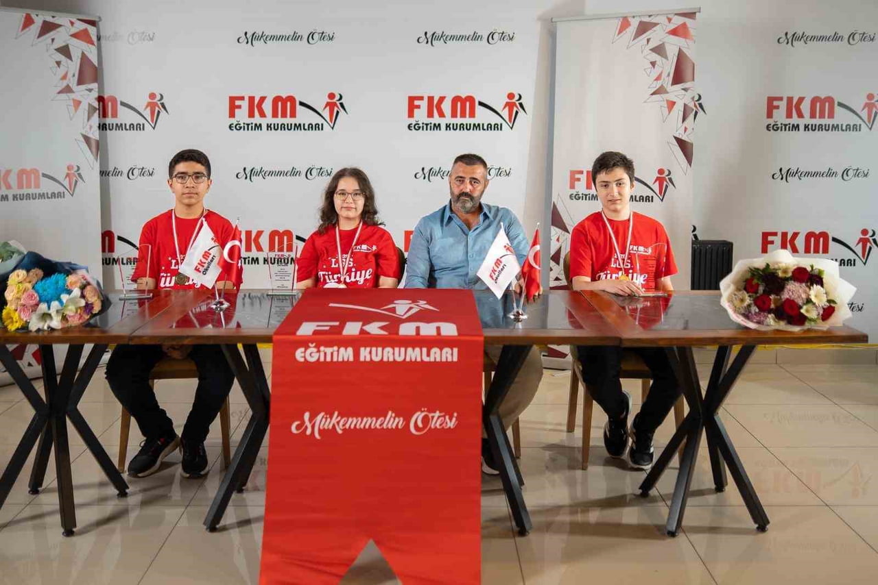 BURSA'DA 2026 LİSELERE GEÇİŞ SINAVI (LGS)'DE AYNI OKULDAN 3 ÖĞRENCİ 500 TAM PUAN ALARAK TÜRKİYE...
