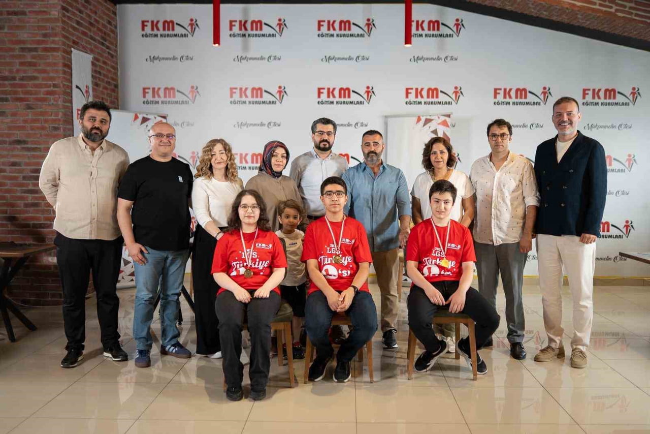 BURSA'DA 2026 LİSELERE GEÇİŞ SINAVI (LGS)'DE AYNI OKULDAN 3 ÖĞRENCİ 500 TAM PUAN ALARAK TÜRKİYE...