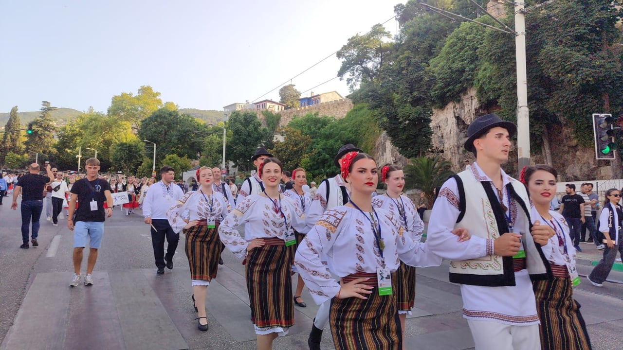BURSA'DA 38. ULUSLARARASI ALTIN KARAGÖZ HALK DANSLARI YARIŞMASI'NIN AÇILIŞ KORTEJİ NEDENİYLE...