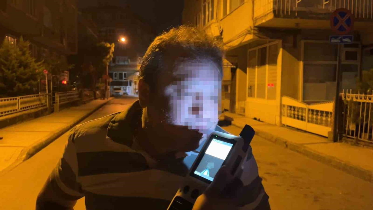 BURSA'DA ALKOL DENETİMİ YAPAN EKİPLER, UYGULAMA NOKTASININ 50 METRE GERİSİNDE ARACINI PARK EDEN...