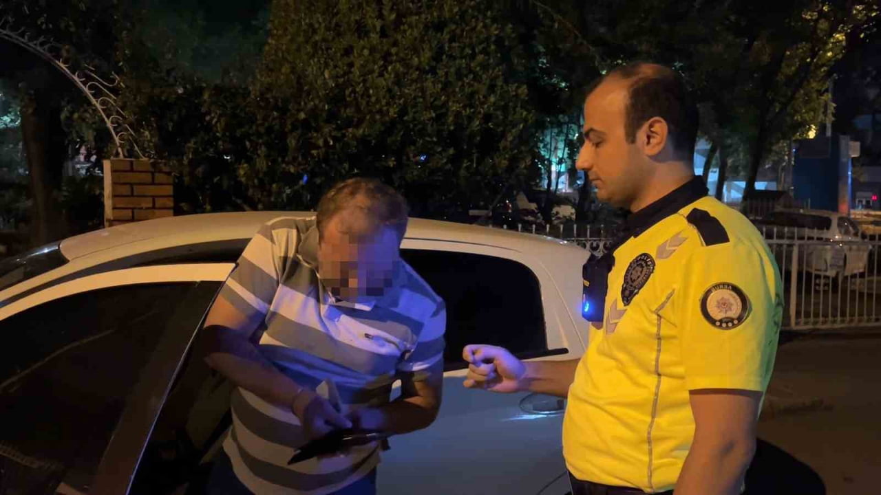 BURSA'DA ALKOL DENETİMİ YAPAN EKİPLER, UYGULAMA NOKTASININ 50 METRE GERİSİNDE ARACINI PARK EDEN...