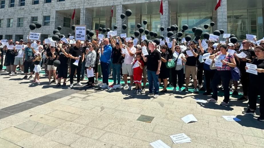 BURSA'DA ATIŞ YAPI MAĞDURLARI, YAPTIKLARI BASIN AÇIKLAMASIYLA YAŞADIKLARI MAĞDURİYETİ KAMUOYUYLA...