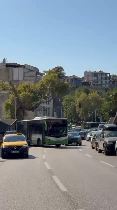 BURSA'DA BELEDİYE OTOBÜSÜ HATTINDAN GEÇEN DÜĞÜN KONVOYUNU GÖREN OTOBÜS SÜRÜCÜSÜ, KONVOYUN ÖNÜNÜ...