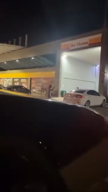BURSA'DA BİR AKARYAKIT İSTASYONUNDA İKİ GRUP ARASINDA ÇIKAN SOPALI KAVGA KAMERAYA YANSIDI.