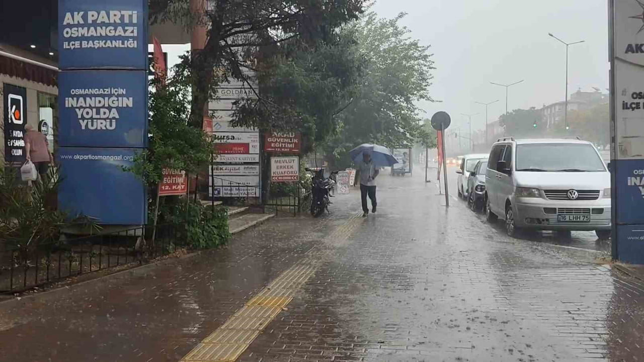 BURSA'DA BİR ANDA ETKİSİNİ ARTIRAN ETKİLİ YAĞIŞ SONRASI YOLLAR GÖLE DÖNDÜ