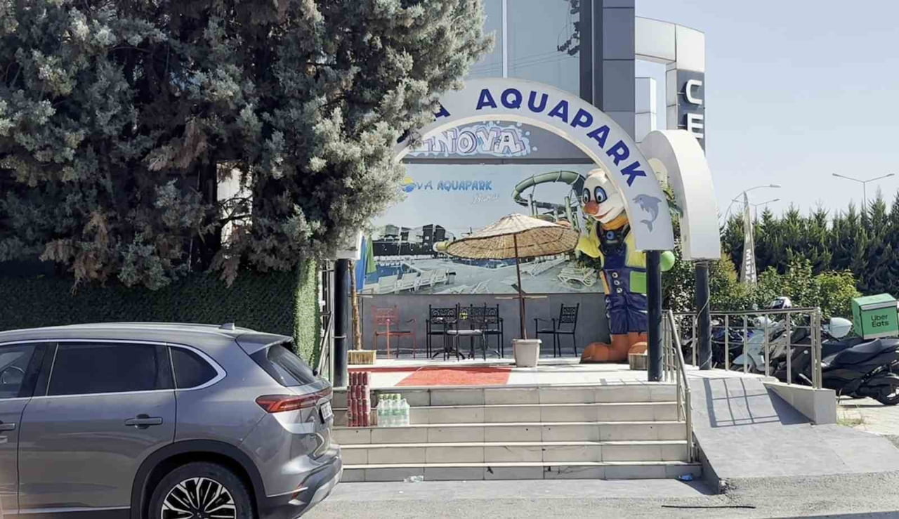 BURSA'DA BİR AQUAPARKTA, DENGESİNİ KAYBEDEN 16 YAŞINDAKİ TEMİZLİKÇİ 10 METRE YÜKSEKLİKTEKİ...
