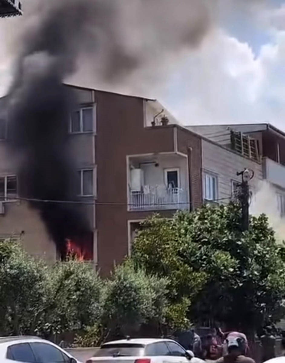 BURSA'DA BİR EVDE ÇIKAN YANGIN, İTFAİYENİN MÜDAHALESİYLE SÖNDÜRÜLDÜ.
