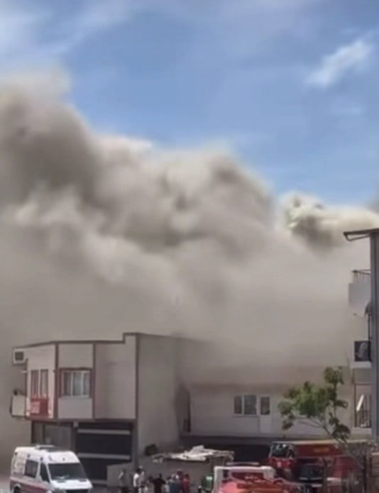 BURSA'DA BİR EVİN ÇATISINDA ÇIKAN YANGIN PANİĞE NEDEN OLDU.