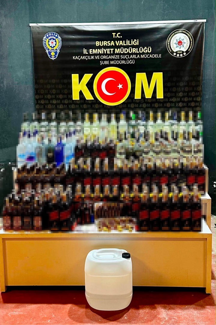 BURSA'DA DÜZENLENEN OPERASYONDA 297 ŞİŞE SAHTE ALKOLLÜ İÇKİ İLE SAHTE ALKOL ÜRETİMİNDE KULLANILAN...
