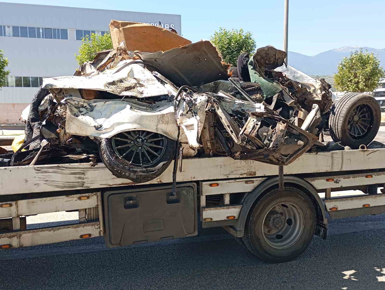BURSA'DA FRENİ PATLAYAN KAMYON, 2 AYRI ARACA ÇARPTI. İLK BELİRLEMELERE GÖRE 3 KİŞİ...