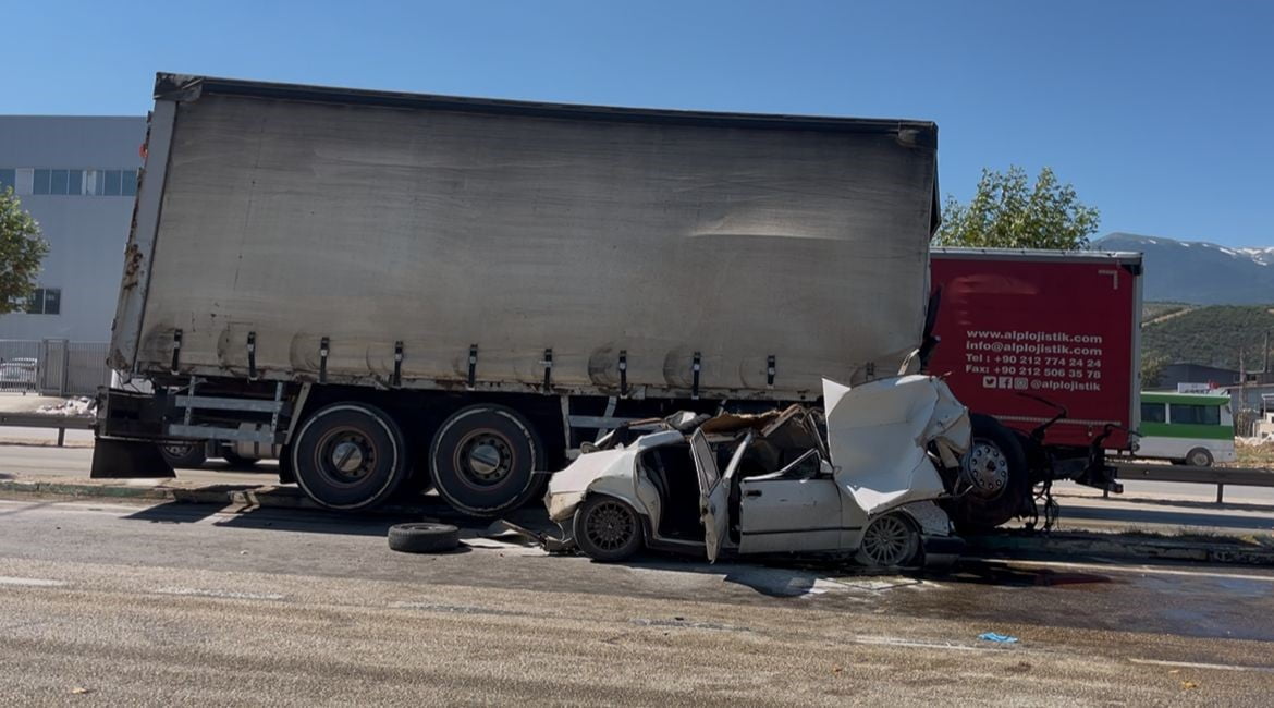 BURSA'DA FRENİ PATLAYAN KAMYON, 2 AYRI ARACA ÇARPTI. İLK BELİRLEMELERE GÖRE 3 KİŞİ...