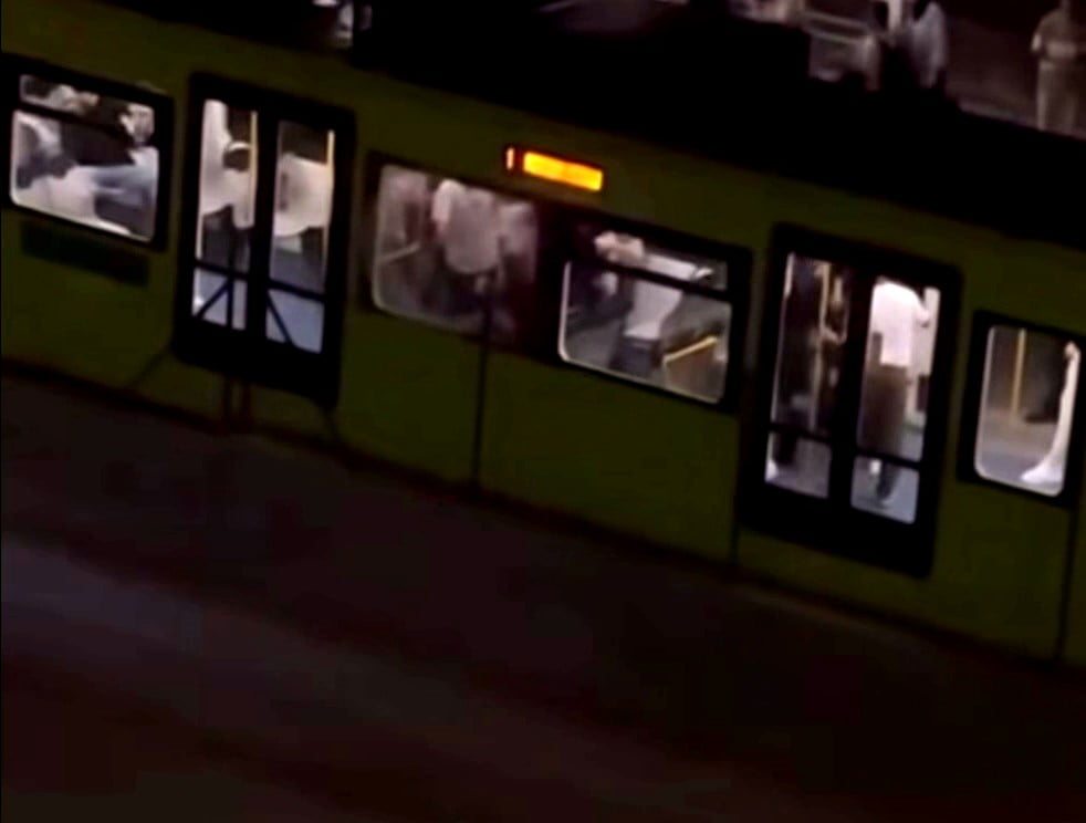 BURSA'DA İKİ GRUP ARASINDA ÇIKAN KAVGA METRO İSTASYONUNU ADETA SAVAŞ ALANINA ÇEVİRDİ.