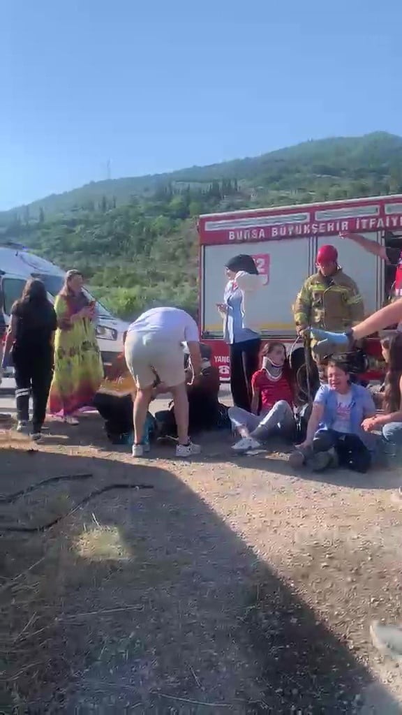 BURSA'DA İŞÇİLERİ TAŞIYAN SERVİS İLE OTOMOBİLİN KAFA KAFAYA ÇARPIŞMASI SONUCU MEYDANA GELEN KAZADA...
