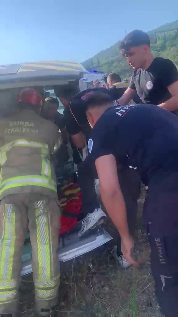 BURSA'DA İŞÇİLERİ TAŞIYAN SERVİS İLE OTOMOBİLİN KAFA KAFAYA ÇARPIŞMASI SONUCU MEYDANA GELEN KAZADA...