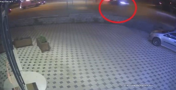 BURSA'DA KIRMIZI IŞIKTA GEÇEN MOTOSİKLET, KARŞI YÖNDE KIRMIZI IŞIK İHLALİ YAPAN OTOMOBİL İLE...
