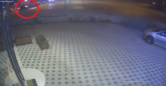 BURSA'DA KIRMIZI IŞIKTA GEÇEN MOTOSİKLET, KARŞI YÖNDE KIRMIZI IŞIK İHLALİ YAPAN OTOMOBİL İLE...