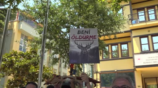 Bursa'da kızıl geyik av ihalesine geyik kostümlü protesto