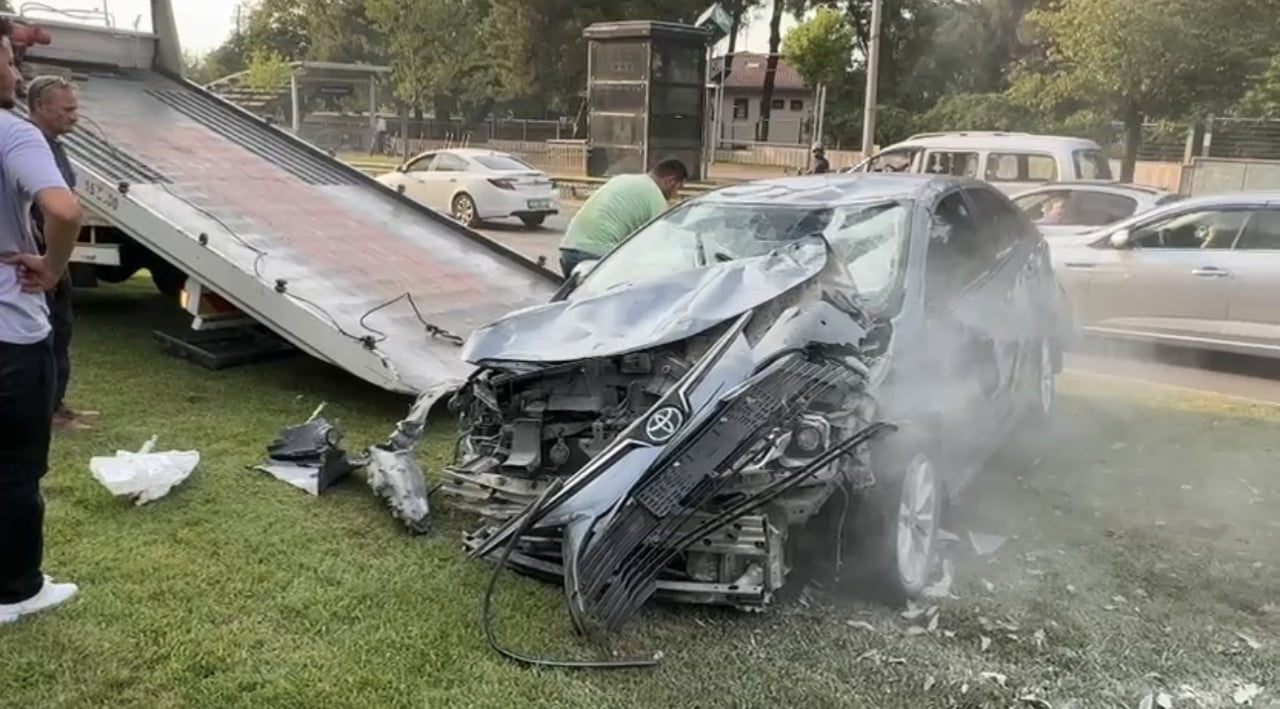 BURSA'DA MEYDANA GELEN TRAFİK KAZASINDA 3 ARAÇ BİRBİRİNE GİRERKEN, ARAÇLARDAN BİRİ TAKLA ATTI....