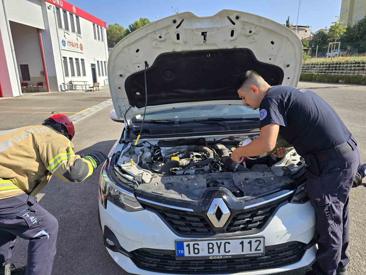 BURSA'DA ÖZEL BİR OTOMOBİLİN MOTOR KISMINA GİRİP SIKIŞAN KEDİYİ İTFAİYE EKİPLERİ...