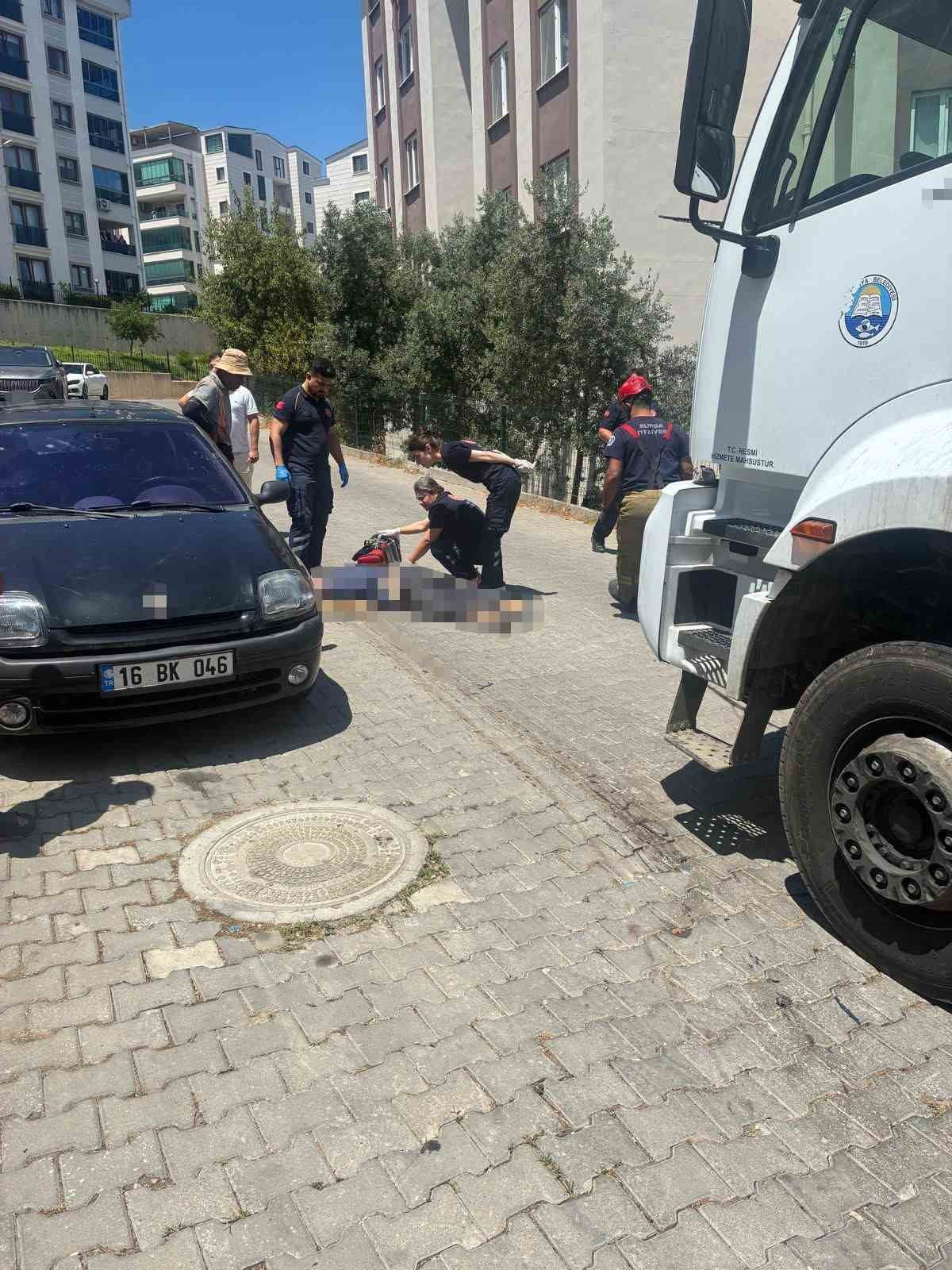 BURSA'DA SEYİR HALİNDEKİ ÇÖP KAMYONUNUN ÇARPTIĞI YAŞLI ADAM OLAY YERİNDE HAYATINI...
